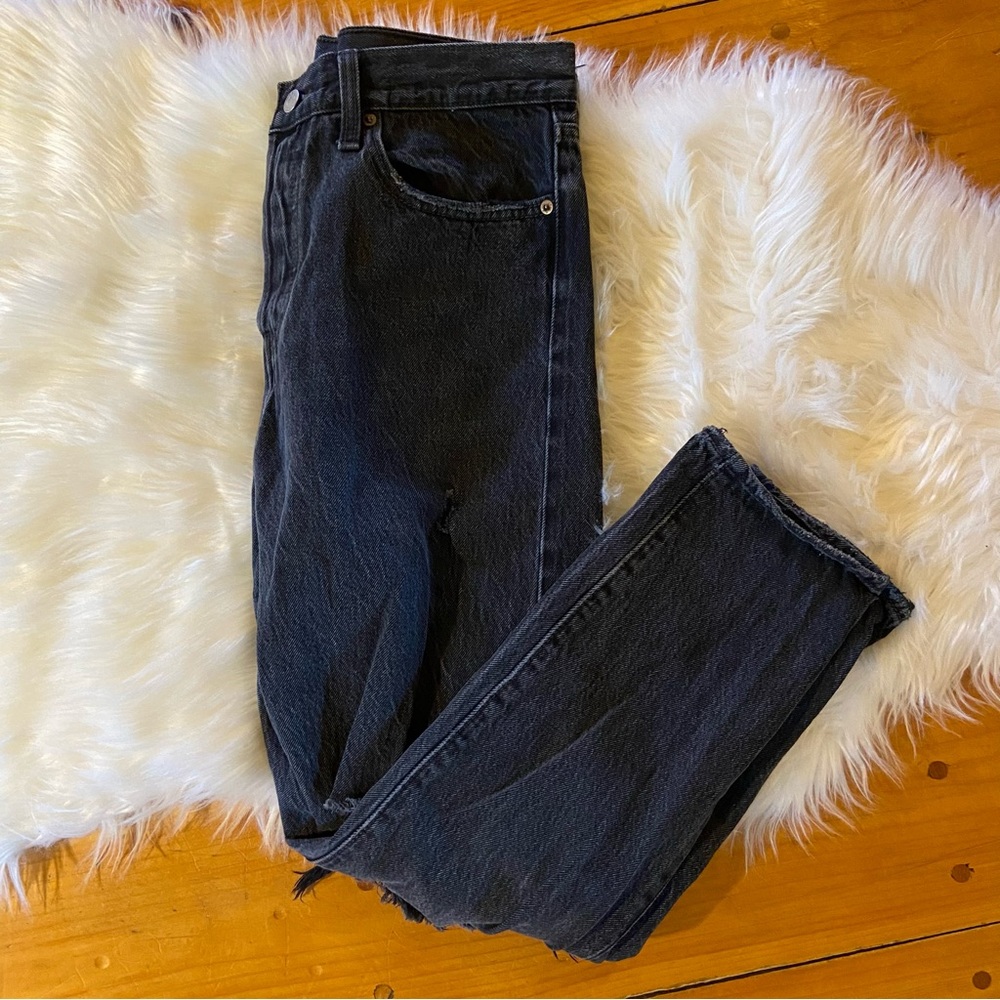 Black distressed Levi’s